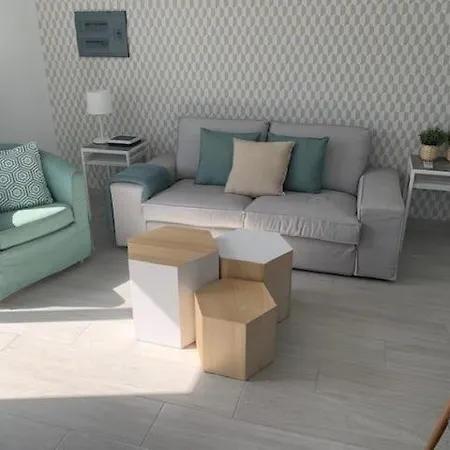 Renovated 2 Bedroom In Holiday home